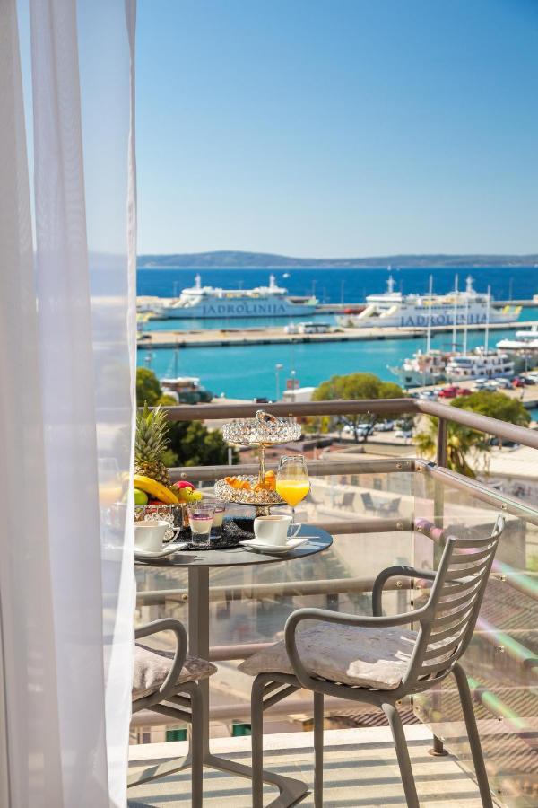 Camera Comfort con letto matrimoniale o 2 letti singoli con vista mare e balcone